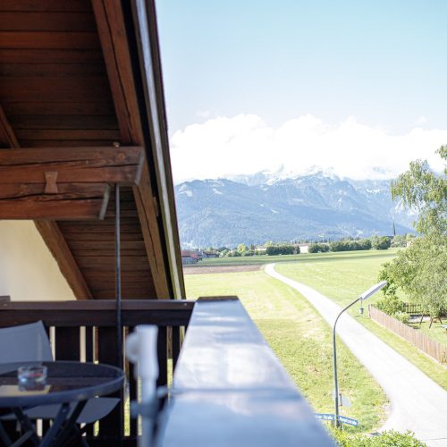 Balkon mit Stühlen in Ferienwohnung in Garmisch-Partenkirchen