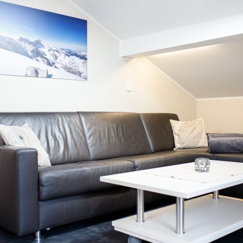 schwarzes Sofa und Couchtisch in Ferienwohnung in Garmisch-Partenkirchen