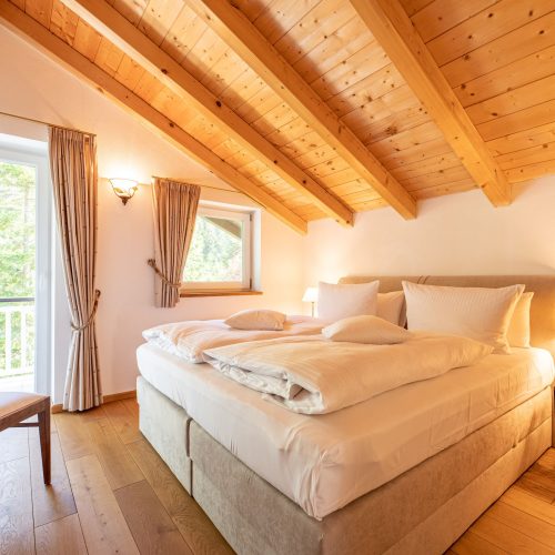 Doppelbett in beige in Ferienwohnung in Garmisch-Partenkirchen