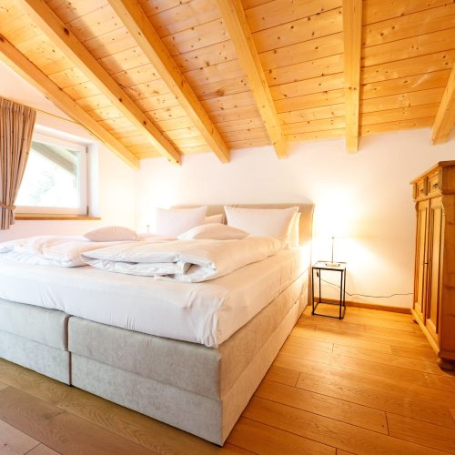 Doppelbett und Holzboden in Ferienwohnung in Garmisch-Partenkirchen