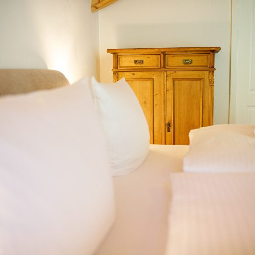 Doppelbett mit Kissen in Ferienwohnung in Garmisch-Partenkirchen