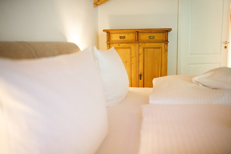 Doppelbett mit Kissen in Ferienwohnung in Garmisch-Partenkirchen