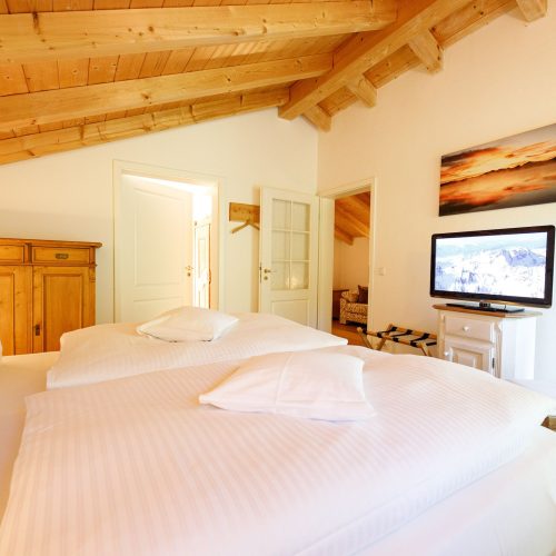 Schlafzimmer mit Stuhl in Ferienwohnung in Garmisch-Partenkirchen