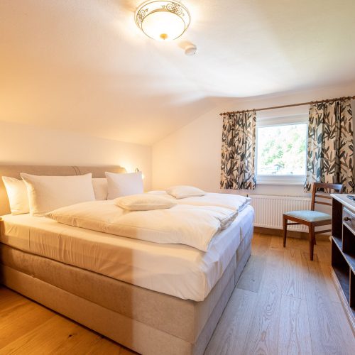 Schlafzimmer mit Doppelbett in Ferienwohnung in Garmisch-Partenkirchen