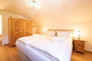 Doppelbettzimmer mit Schrank in Ferienwohnung in Garmisch-Partenkirchen