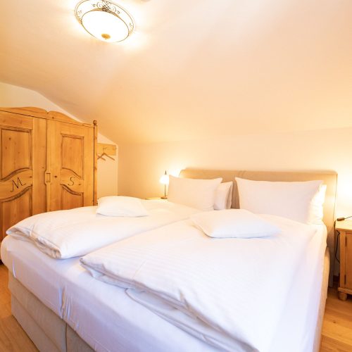 Doppelbettzimmer mit Schrank in Ferienwohnung in Garmisch-Partenkirchen