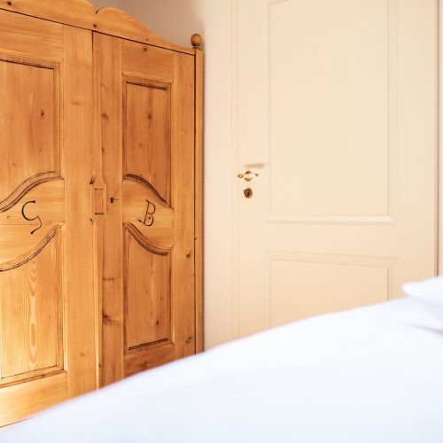 Schlafzimmer mit Schrank in Ferienwohnung in Garmisch-Partenkirchen