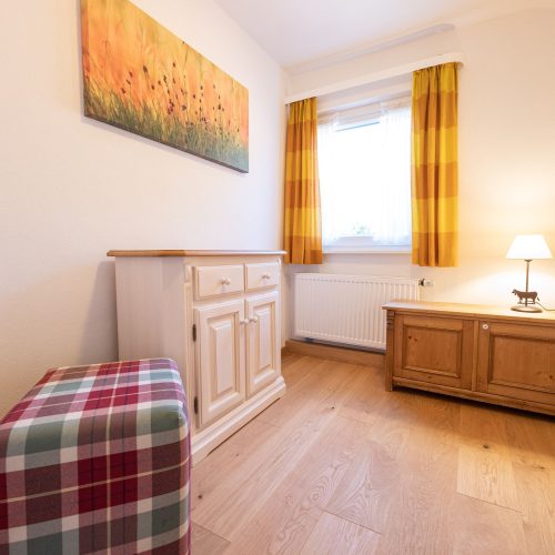 Schlafzimmer mit Hocker in Ferienwohnung in Garmisch-Partenkirchen