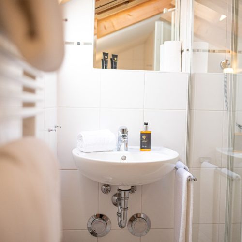 Badezimmer mit Waschbecken in Ferienwohnung in Garmisch-Partenkirchen