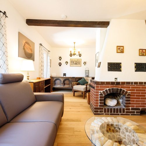 Kamin und Sofa in Ferienwohnung in Garmisch-Partenkirchen
