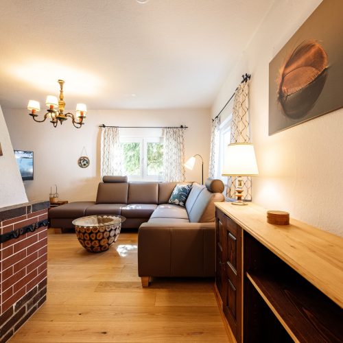 Wohnzimmer mit Sofa in Ferienwohnung in Garmisch-Partenkirchen