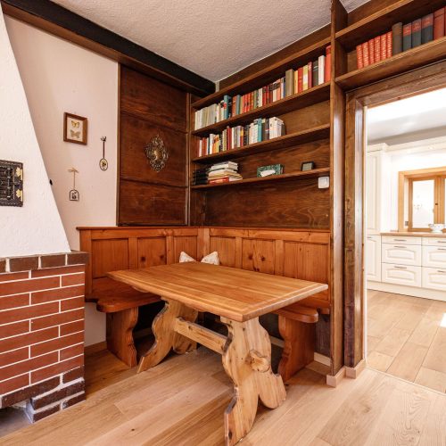 Wohnzimmer mit Sitzecke und Bücherregal in Ferienwohnung in Garmisch-Partenkirchen