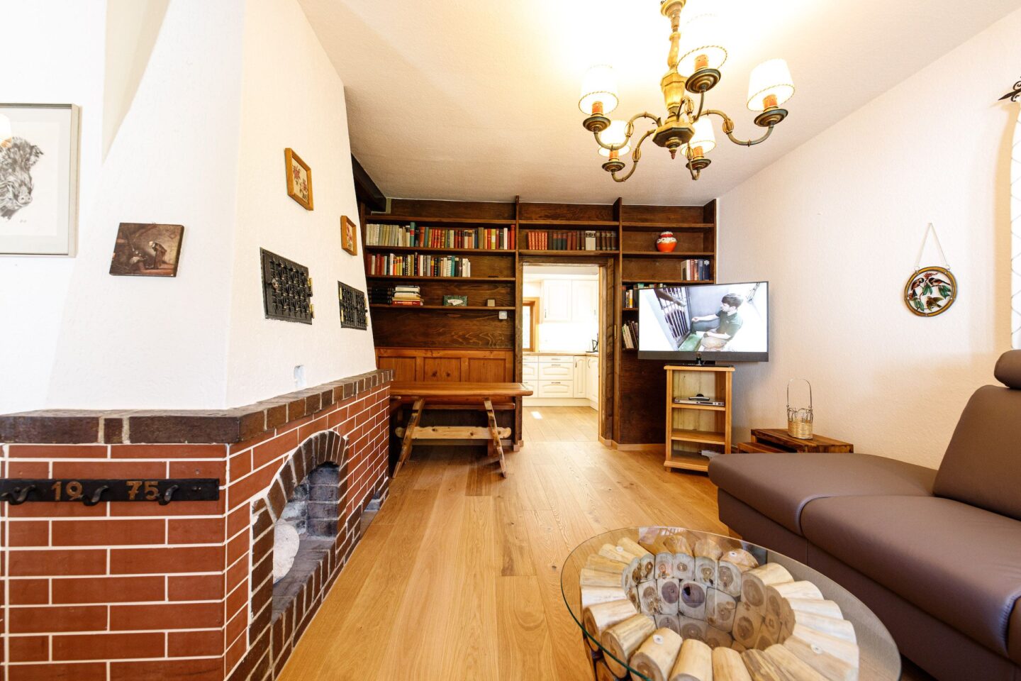 Wohnzimmer mit Bücherregal und Sofa in Ferienwohnung in Garmisch-Partenkirchen