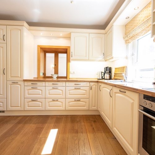 Küche in creme Farben in Ferienwohnung in Garmisch-Partenkirchen