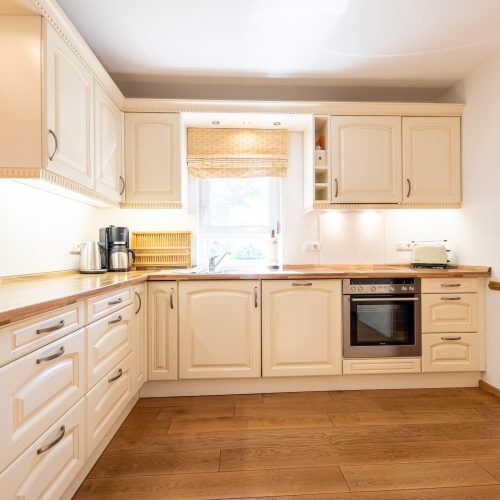 Küche in Creme Farben in Ferienwohnung in Garmisch-Partenkirchen