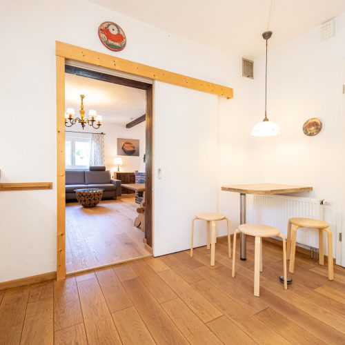 Küche mit Sitzmöglichkeit in Ferienwohnung in Garmisch-Partenkirchen