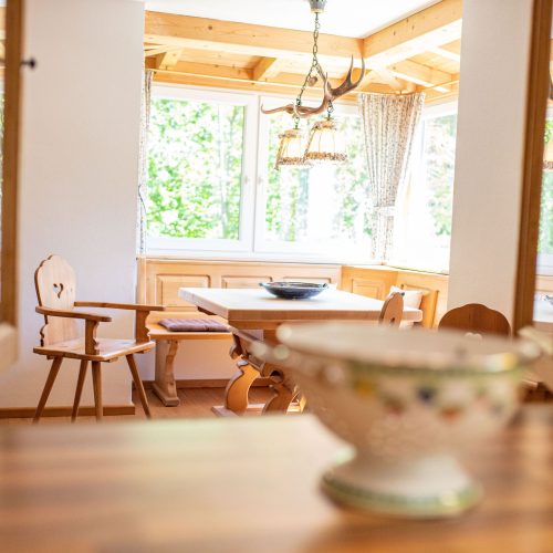 Essbereich mit Tisch in Ferienwohnung in Garmisch-Partenkirchen
