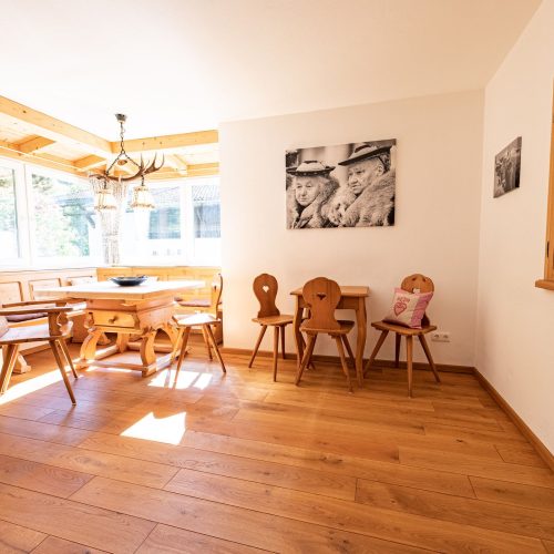 Esszimmer mit Stühlen in Ferienwohnung in Garmisch-Partenkirchen
