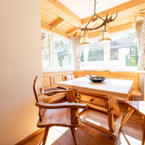 Esstisch mit Sitzbank in Ferienwohnung in Garmisch-Partenkirchen in Ferienwohnung in Garmisch-Partenkirchen