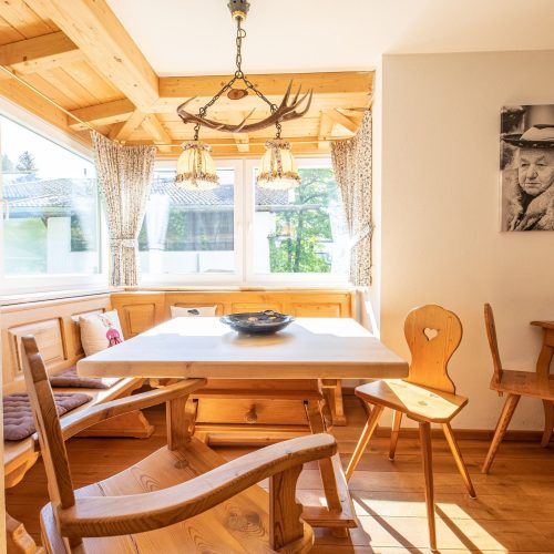 Essbereich mit Holzstühlen in Ferienwohnung in Garmisch-Partenkirchen in Ferienwohnung in Garmisch-Partenkirchen