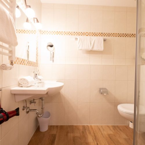 Badezimmer mit Waschbecken in Ferienwohnung in Garmisch-Partenkirchen