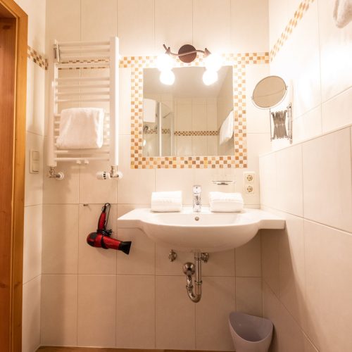 Waschbecken mit Spiegel in Ferienwohnung in Garmisch-Partenkirchen