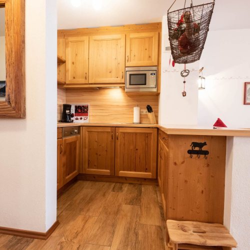 Küche mit Mikrowelle in Ferienwohnung in Garmisch-Partenkirchen