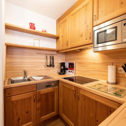 Küche aus Holz in Ferienwohnung in Garmisch-Partenkirchen