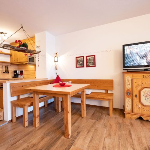 Essbereich mit Fernseher in Ferienwohnung in Garmisch-Partenkirchen