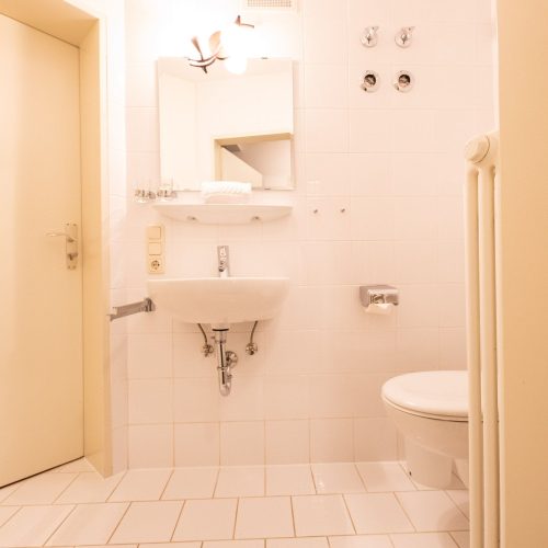 Badezimmer mit Spiegel in Ferienwohnung in Garmisch-Partenkirchen