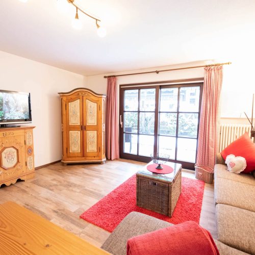Sofa und Fernseher in Ferienwohnung in Garmisch-Partenkirchen