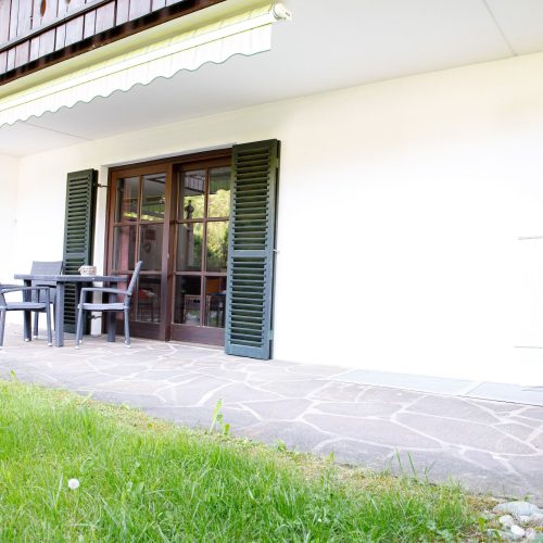 Terrasse mit Garten in Ferienwohnung in Garmisch-Partenkirchen