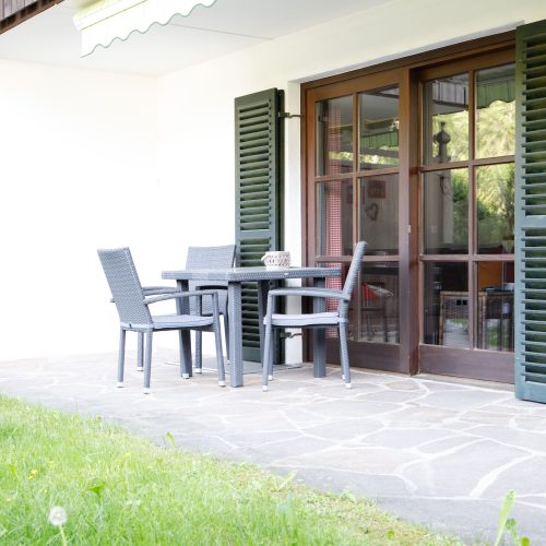 Terrasse mit Garten in Ferienwohnung in Garmisch-Partenkirchen
