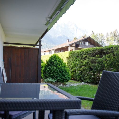 Terrasse mit Tisch in Ferienwohnung in Garmisch-Partenkirchen