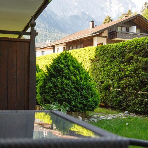 Terrasse mit Tisch in Ferienwohnung in Garmisch-Partenkirchen