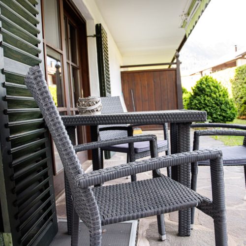 Terrasse mit Stühlen in Ferienwohnung in Garmisch-Partenkirchen