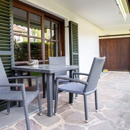 Terrasse mit Stühlen in Ferienwohnung in Garmisch-Partenkirchen