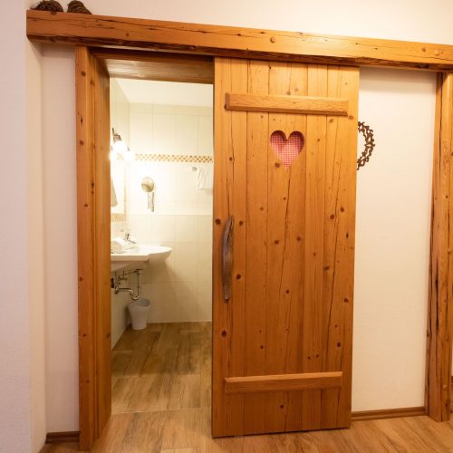 Toilette mit Schiebetür in Ferienwohnung in Garmisch-Partenkirchen
