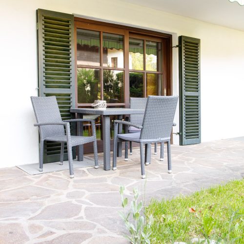 Terrasse mit Stühlen in Ferienwohnung in Garmisch-Partenkirchen