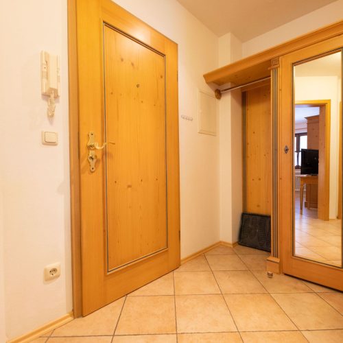 Flur mit Spiegel in Ferienwohnung in Garmisch-Partenkirchen