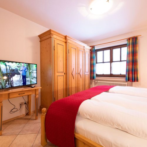 Doppelbett und Kleiderschrank in Ferienwohnung in Garmisch-Partenkirchen