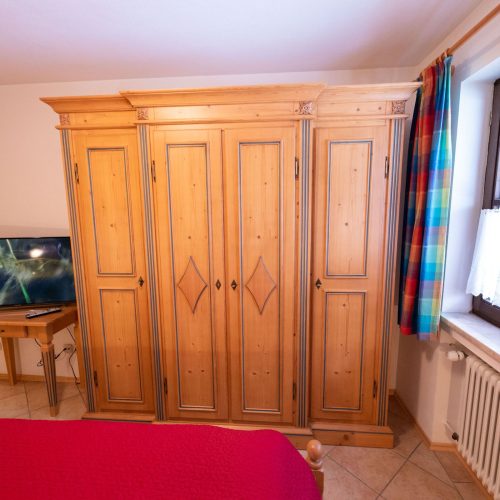 Kleiderschrank und Fernseher in Ferienwohnung in Garmisch-Partenkirchen