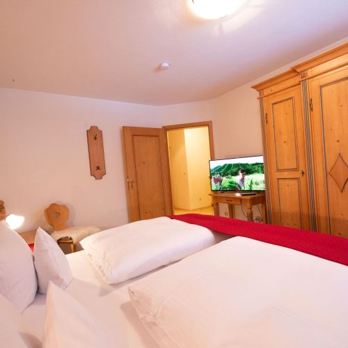 Doppelbett mit Kleiderschrank in Ferienwohnung in Garmisch-Partenkirchen