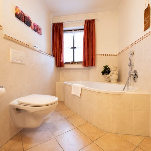 Badezimmer mit Badewanne in Ferienwohnung in Garmisch-Partenkirchen