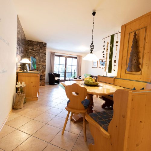 Tisch mit Sitzbank in Ferienwohnung in Garmisch-Partenkirchen