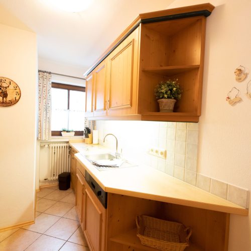 Küche mit Schränken in Ferienwohnung in Garmisch-Partenkirchen