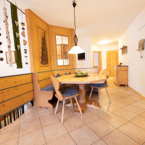 Essbereich mit Stühlen in Ferienwohnung in Garmisch-Partenkirchen
