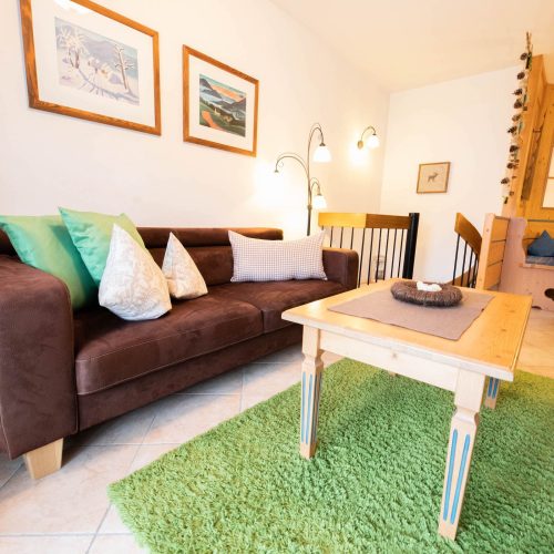 Sofa mit Kissen in Ferienwohnung in Garmisch-Partenkirchen