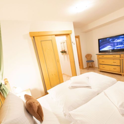 Doppelbett in Ferienwohnung in Garmisch-Partenkirchen