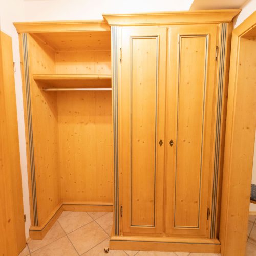 Flur mit Schrank in Ferienwohnung in Garmisch-Partenkirchen